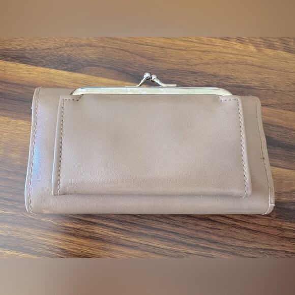 Vintage ‘90s Beige Rectangular Multi-Compartment Wallet - Picture 2 of 6